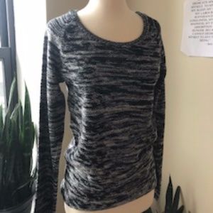 BLACK AND WHITE LIGHT WEIGHT CREW NECK SWEATER